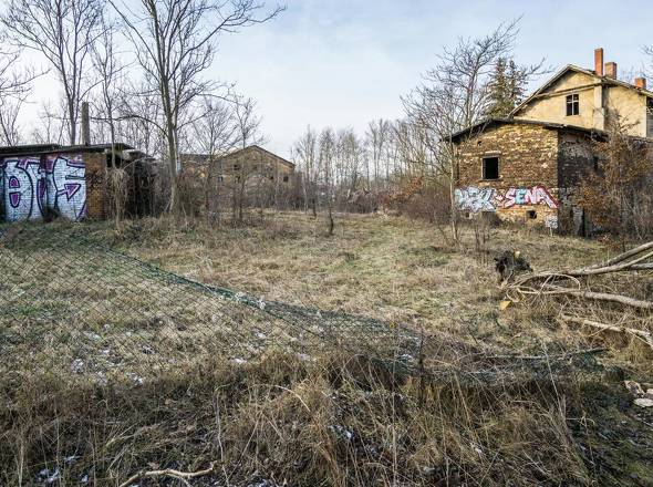 Blick von Grundstücksgrenze Straße am Bahnhof auf das Gelände