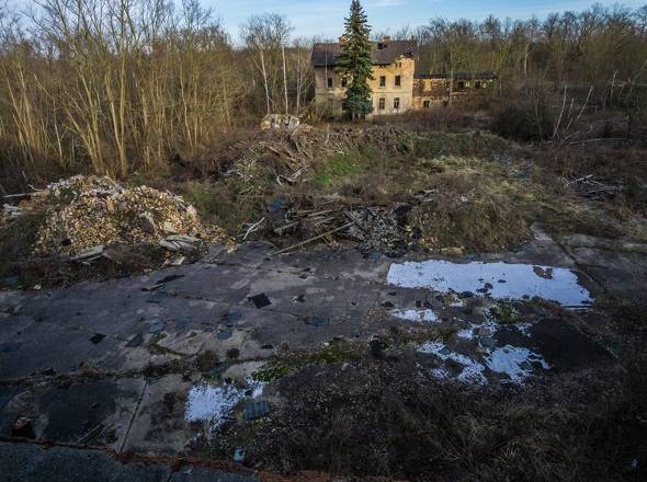 Blick auf Freifläche Richtung Villa