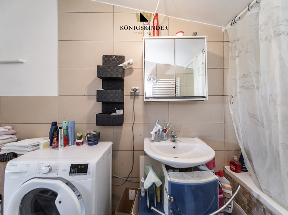 ...mit Wanne, Waschbecken und Handtuchhalterheizung