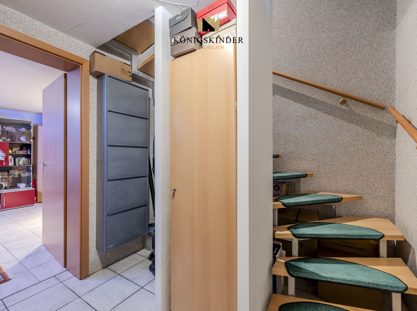 Treppenhaus mit Zugang zum voll unterkellerten Bereich