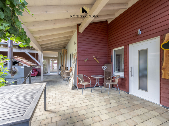Großzügiger Außenbereich mit viel Raum für Entfaltung, Pflege oder Gemeinschaft.