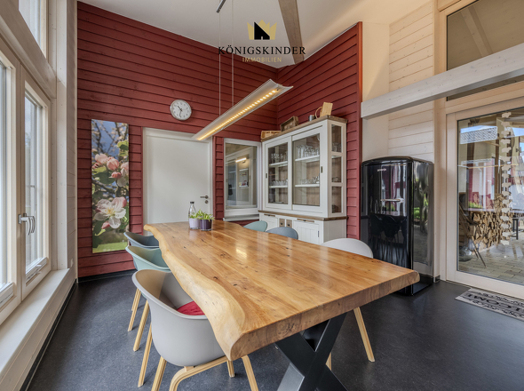 Zentraler Treffpunkt für Mahlzeiten und Gespräche – großzügiges Esszimmer mit Wohlfühlatmosphäre.