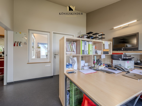 Individuell gestaltbarer Arbeitsbereich – ideal für Organisation, Empfang oder Therapiegespräche.