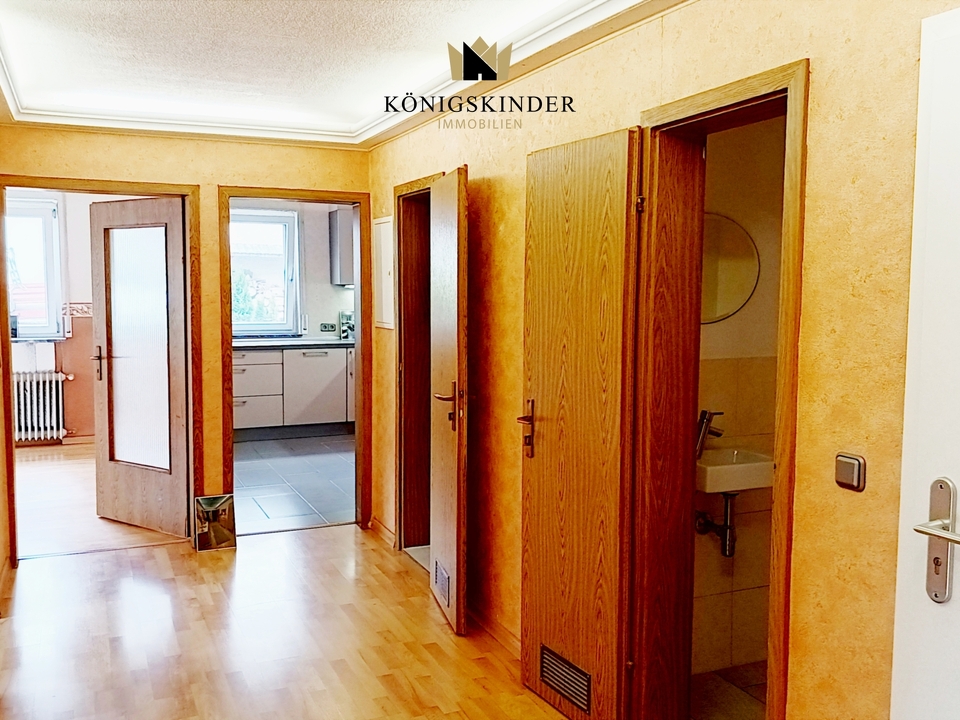 Flur mit Blick in Küche und Wohnzimmer