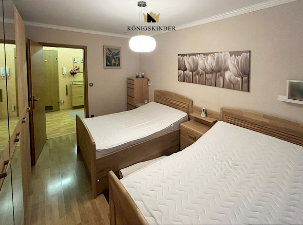 Schlafzimmer mit genügend Platz