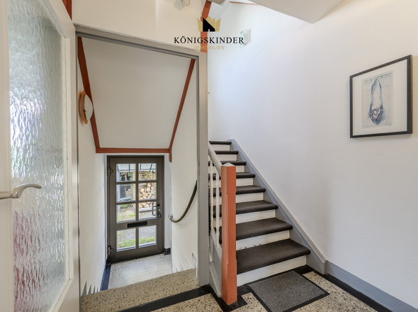 Großzügiger heller Auf,- und Abgang