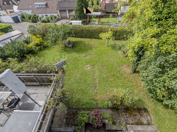 Aus dem 1. Stock Terrasse und Garten im Blick