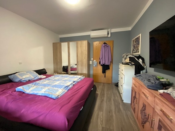 Schlafzimmer mit Blick zur Tür