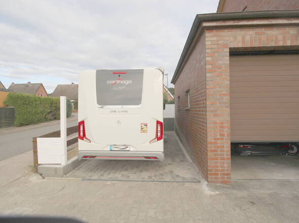 Großer 11 m langer Karavan-Parkplatz