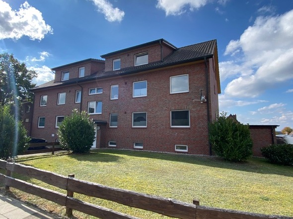 Straßenansicht mit Eingangsbereich MFH