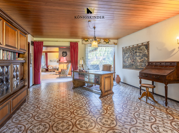 Blick über die Diele zum Wohnzimmer