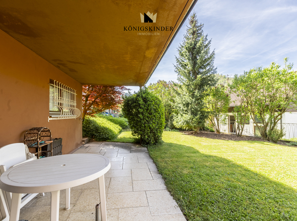 Terrasse mit Blick in den Garten