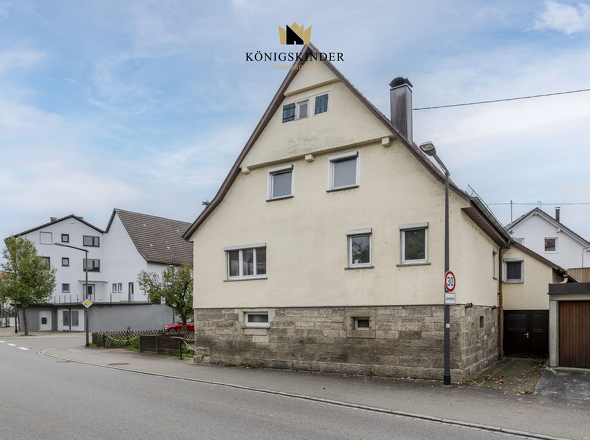 Hof mit Platz für Erweiterung oder kreative Nutzung.