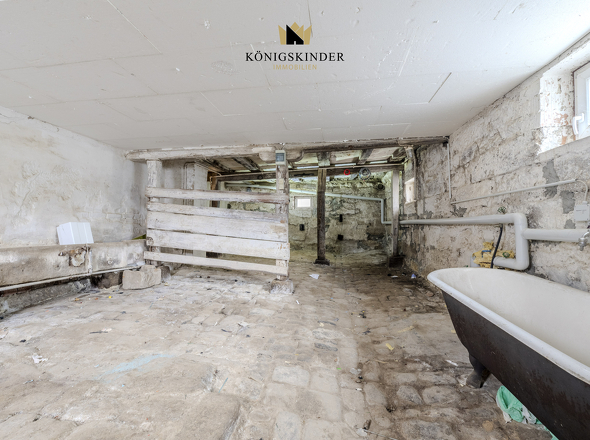 Ehemaliger Stall mit Charakter und historischen Elementen.