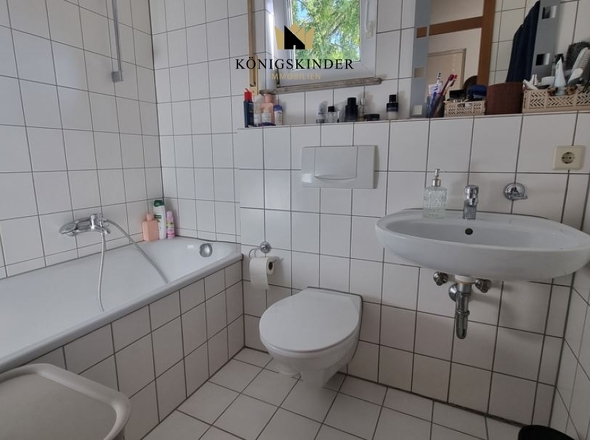 Tageslichtbad mit Wanne