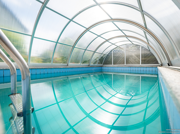 überdachter Pool