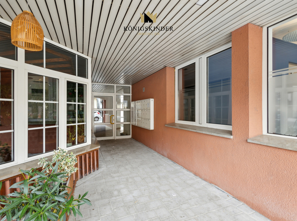 Großzügig überdachter Eingangsbereich