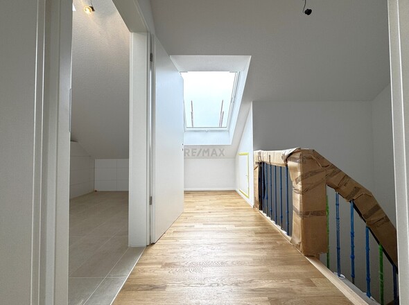 Flur und Treppe ins 1. DG