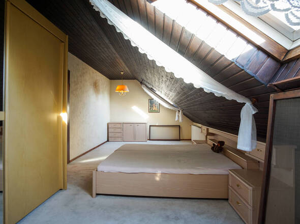 großes Zimmer im Dachgeschoß
