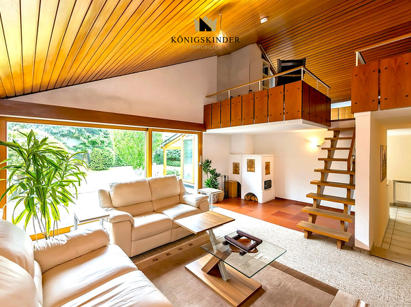 Wohnzimmer mit Zugang Terrasse und großem Garten