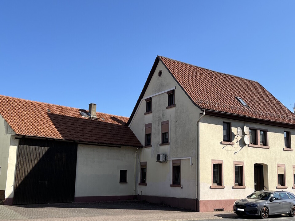 Straßenansicht von links