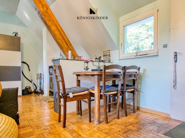 Wohnungseingang mit kleiner Sitzgelegenheit 