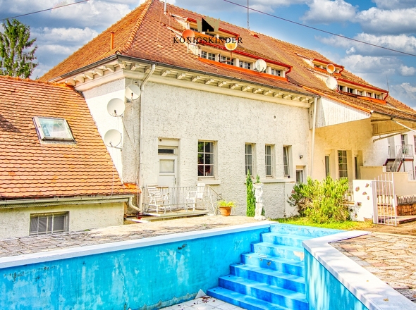 Garten auf der Hinterseite mit großem Pool