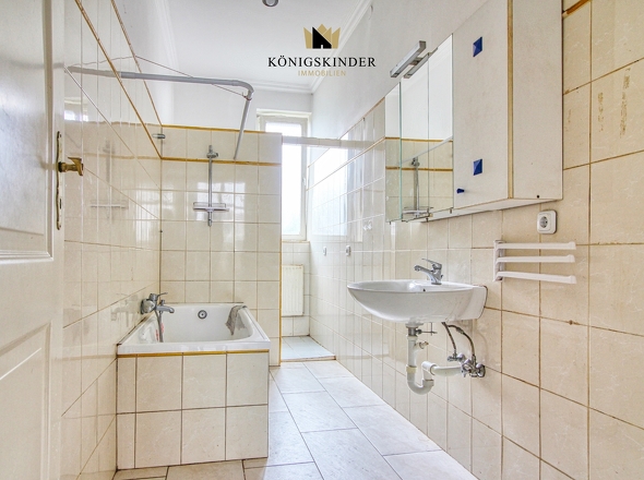 großes Bad mit Dusche und Wanne 