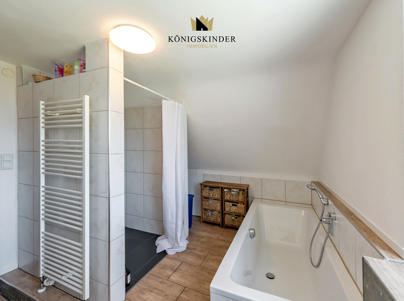 OG: Badezimmer mit bodengleicher Dusche und Wanne