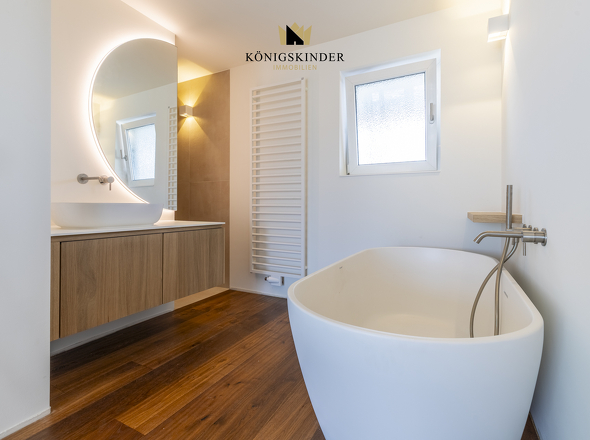 Schlafzimmer mit En-Suite-Masterbad