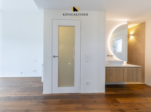 Schlafzimmer mit En-Suite-Masterbad