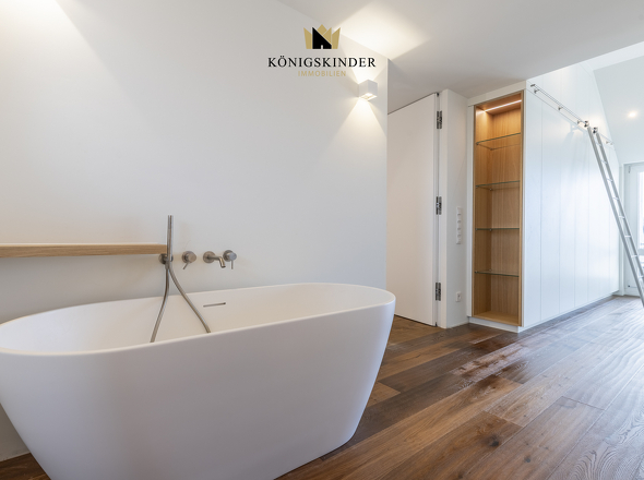 Schlafzimmer mit En-Suite-Masterbad