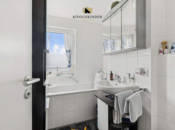 Tageslichtbad mit Wanne