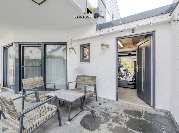 Terrasse mit Durchgang über die Garage