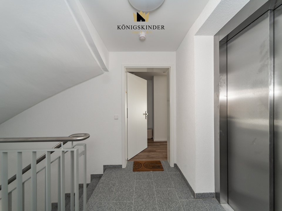 Treppenhaus mit Aufzug 