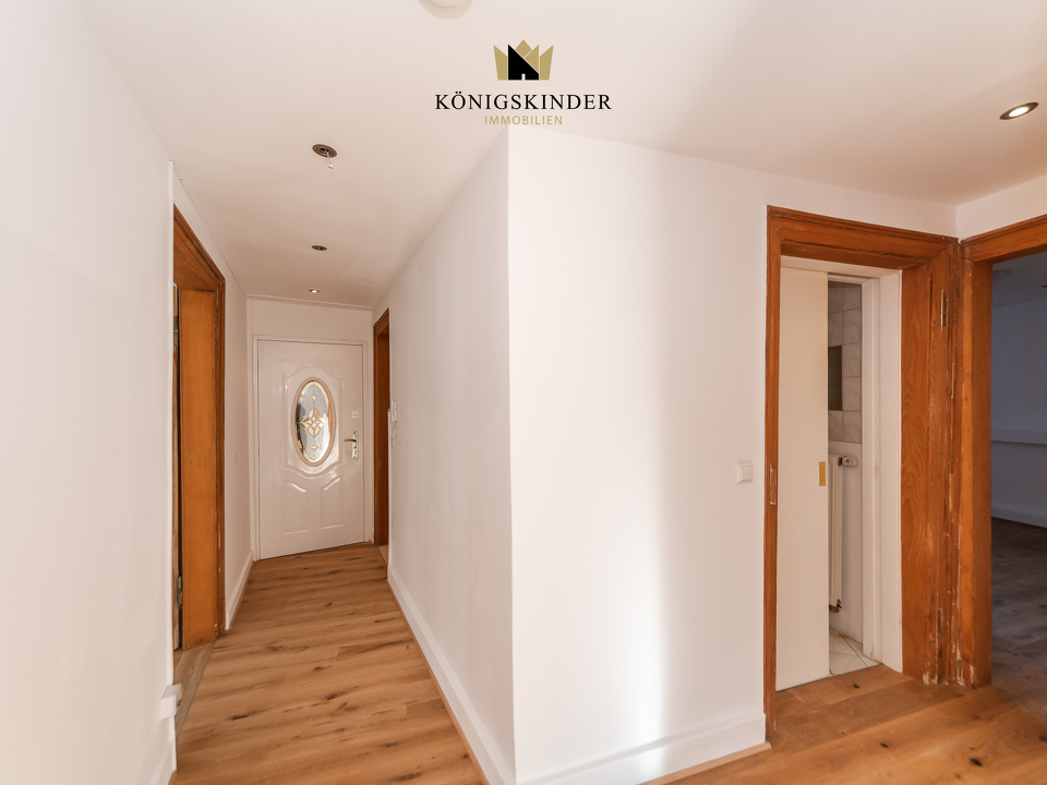 Einladender Eingangsbereich – warme Holzoptik und klare Linien führen in die charmanten Wohnräume