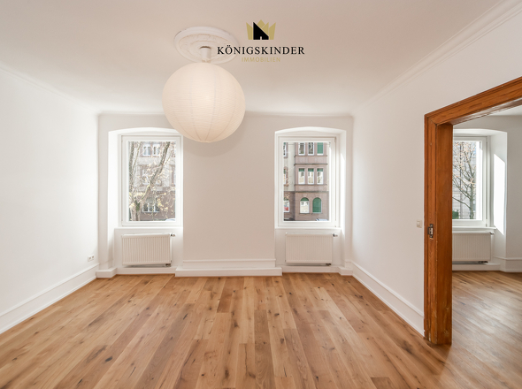 Geräumiges Schlafzimmer mit stilvollem Durchgang zu einem weiteren Raum 