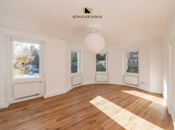 Wohnzimmer mit elegantem Erker...