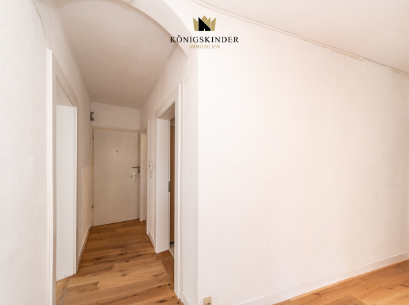 Eingangsbereich mit charmantem Rundbogen – das verbindende Element der Wohnung