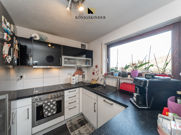 Einbauküche mit funktionalem Schnitt und herrlichem Blick ins Grüne