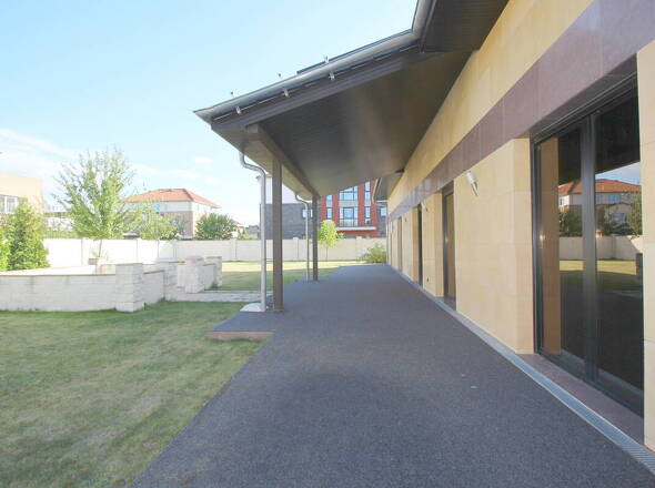 Großzügiger überdachter Terrassenbereich u. Freisitz