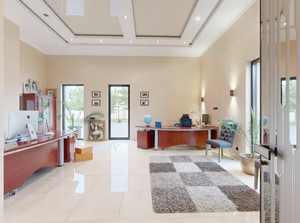 Büro mit moderner LED-Beleuchtung u. bodentiefen Fenstern