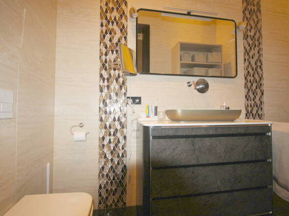 Ankleidebereich mit Waschtisch u. WC