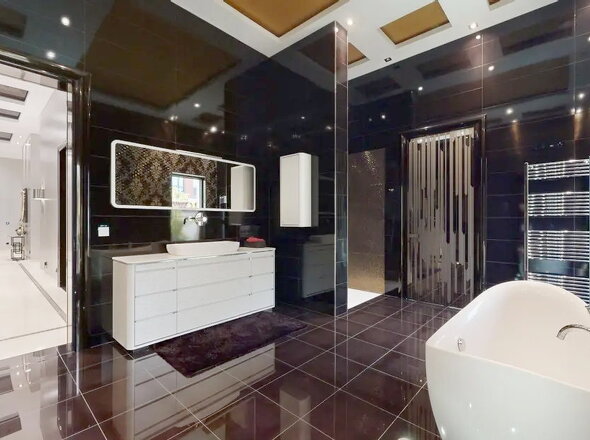 Masterbad mit Eingangsbereich u. freistehender Wanne