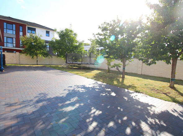 Hofzufahrt u. grüner Spielbereich für die Kleinen