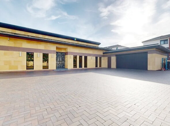 Villa mit bodentiefen Fensterelementen u. Doppelcarport