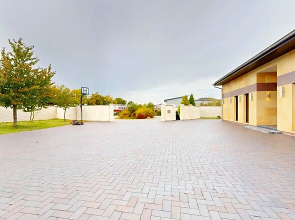 Blick auf den Einfahrtsbereich mit gepflasterter Zufahrt