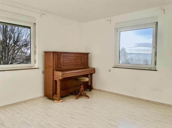 Funktionsfähiges Klavier auf Wunsch enthalten