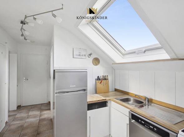 Küchenzeile mit großem Dachfenster