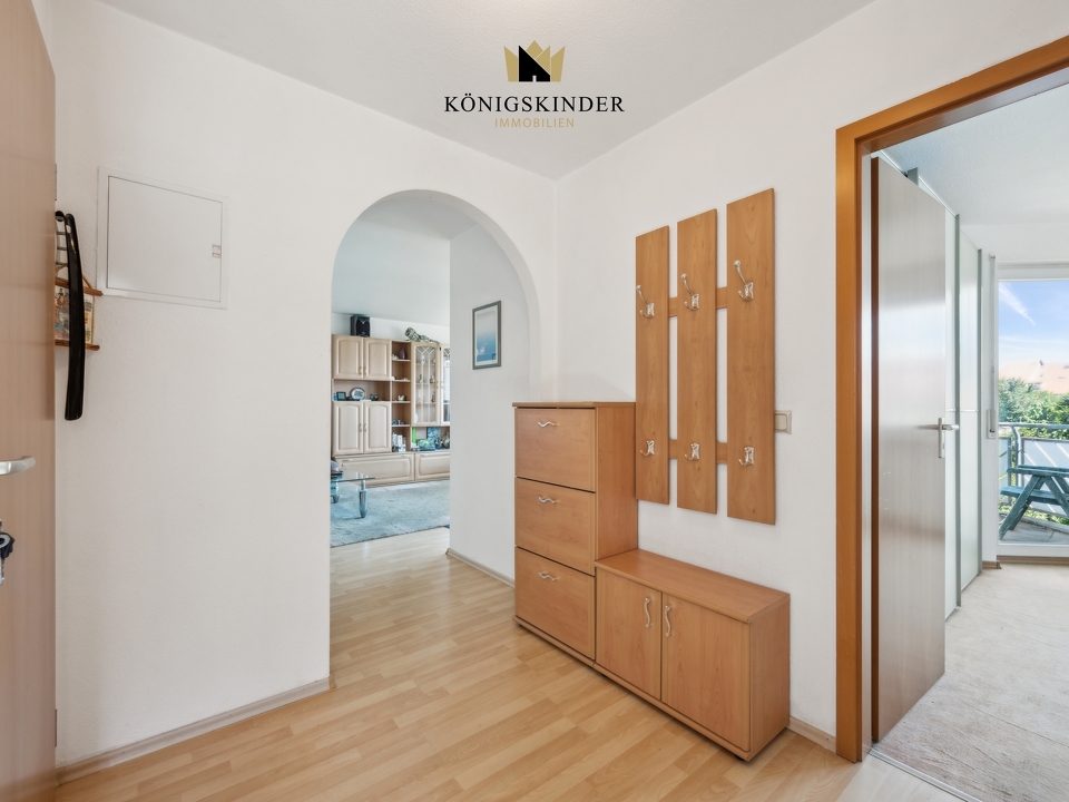 Einladend verbindet der übersichtliche Flur alle Wohnbereiche. 